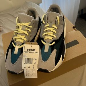 Yeezy 700 Wave Runner 2017 size 5.5